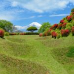 山中城跡｜赤いツツジと緑の障子堀越しの富士山が美しい日本100名城の山城