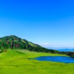 草千里ヶ浜｜緑輝く草原と青い池、牛や馬が草を食む阿蘇を代表する絶景スポット