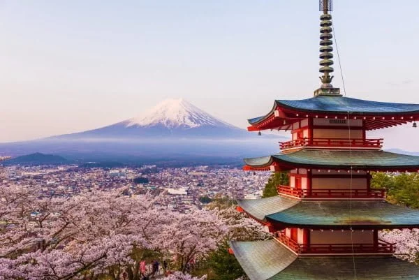 富士山と新倉山浅間公園・忠霊塔と桜