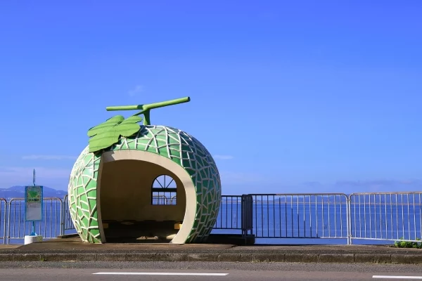 長崎・諫早市のフルーツバス停（メロン）