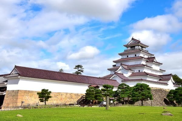 鶴ヶ城（会津若松城）｜国内唯一の赤瓦の名城を彩る桜 | Travel Japan 47