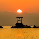 奈多海岸｜大分・杵築の海に佇む鳥居と朝焼けの美しい海岸