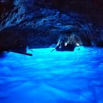 【南イタリア】カプリ島の青の洞窟｜世界的に有名な神秘的な青色に輝く絶景！見どころ・アクセスは？