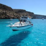 ランペドゥーザ島｜Lampedusa 「宙に浮く船」の絶景が見られる透明な海