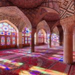 ナスィーロル・モルク・モスク｜虹色の光に満たされる美しいイランのモスク
