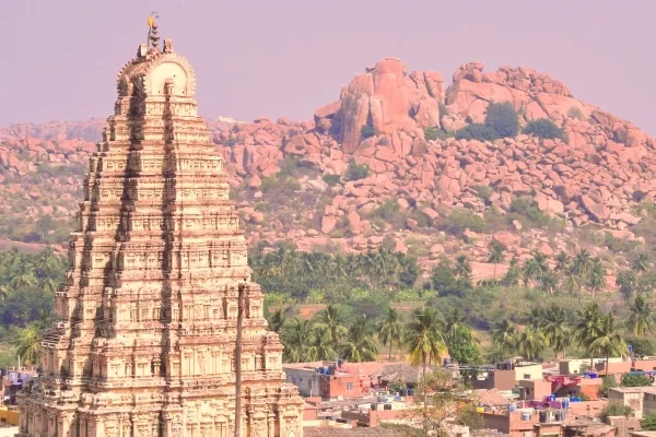 インドの世界遺産ハンピのヴィルーパークシャ寺院