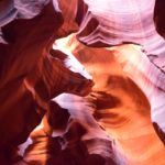 アンテロープ・キャニオン｜オレンジやピンクに染まる岩肌の曲線美