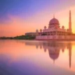 プトラ・モスク（プトラジャヤ）｜見どころ・ベストシーズン・アクセスは？湖に佇むマレーシアのピンク・モスク