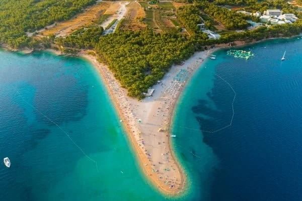 クロアチア・ブラチ島のズラトニ・ラット・ビーチ