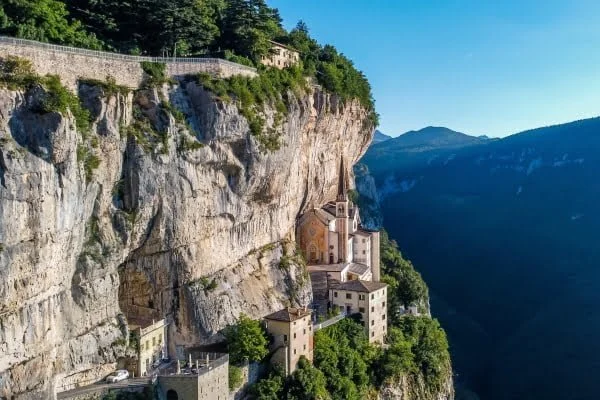 マドンナ・デッラ・イタリアのコロナ・サンクチュアリ（Madonna della Corona Sanctuary）