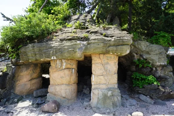 富山・高岡の雨晴海岸の義経岩