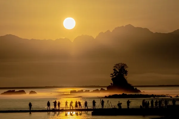 富山・高岡の雨晴海岸の気嵐