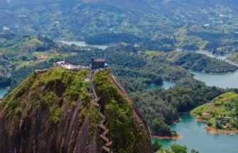 コロンビアのラ・ピエドラ・デル・ペニョール（La Piedra del Peñol）