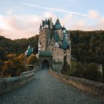 エルツ城（Burg Eltz）｜ドイツ三大美城！モーゼル渓谷の森にそびえる中世の古城！見どころ・アクセスは？
