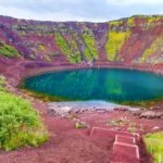 ケリズ・クレーター｜アイスランドの紺碧の湖と赤い岩とのコントラストが美しい火口湖！見どころ・アクセスは？