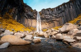 アイスランドのスヴァルティフォスの滝（Svartifoss）
