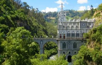 コロンビアのラス・ラハス教会（Las Lajas Sanctuary）