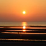 真玉海岸｜「日本の夕陽百選」干潟の縞模様と夕陽が織りなす絶景