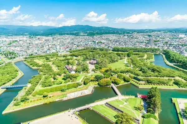 北海道函館市 五稜郭 星形城郭と堀の全体像を上空から望む俯瞰風景