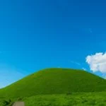 【阿蘇】米塚｜緑の草に覆われた美しいフォルムの火山！見どころ・アクセス・駐車場は？