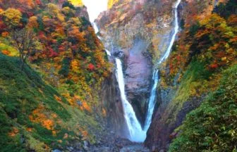 富山・立山町の称名滝の紅葉