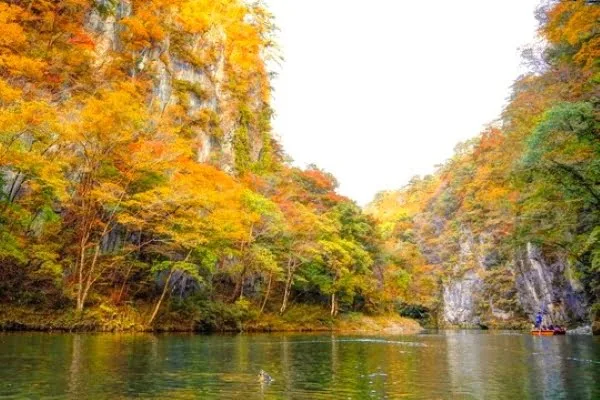 岩手・一関の猊鼻渓の紅葉