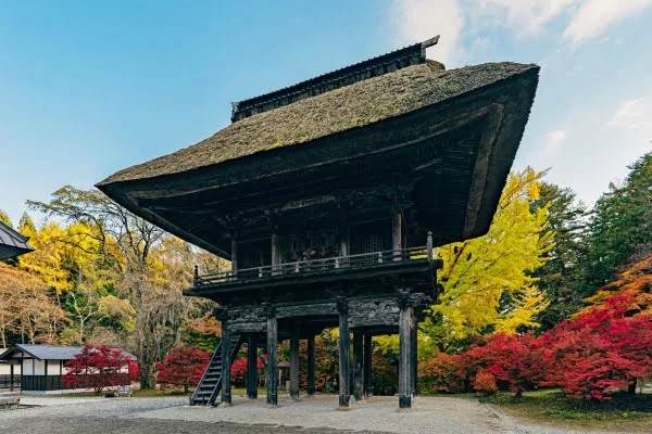 長野・大町市の霊松寺の山門