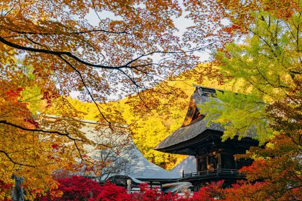 長野・大町市の霊松寺の紅葉