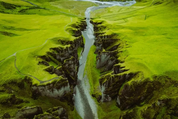 アイスランドのフャズラオルグリューブル峡谷(Fjadrargljufur Canyon)