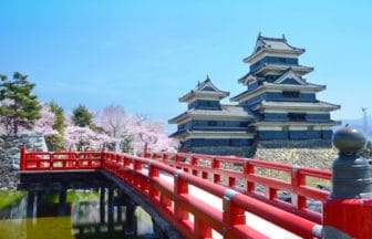 国宝・松本城の桜2026