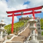 青森県八戸市 青空に映える蕪嶋神社の赤い鳥居と菜の花
