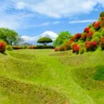 静岡県三島市 満開の見頃を迎えたツツジと美しい富士山が織りなす山中城跡の絶景