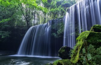 熊本県小国町 水のカーテンのように美しく流れ落ちる絶景スポットの鍋ヶ滝