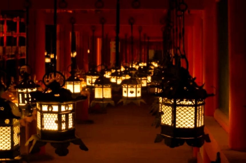 奈良県奈良市 世界遺産「春日大社」の万燈籠で一斉に明かりが灯る燈籠