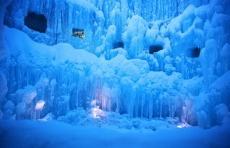 北海道千歳市 支笏湖氷濤まつり～氷の美術館のライトアップされた氷壁