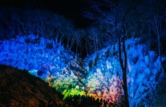 埼玉県横瀬町 あしがくぼの氷柱のライトアップ風景