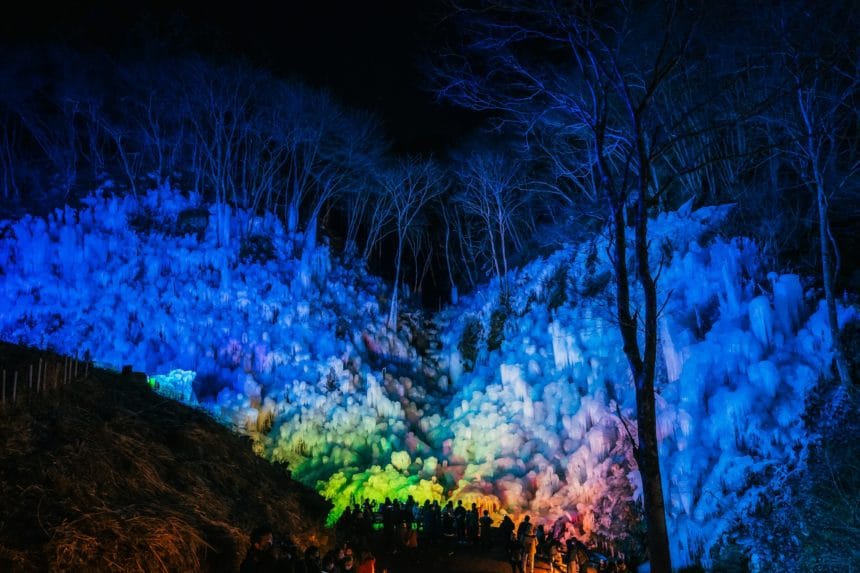 埼玉県横瀬町 あしがくぼの氷柱のライトアップ風景