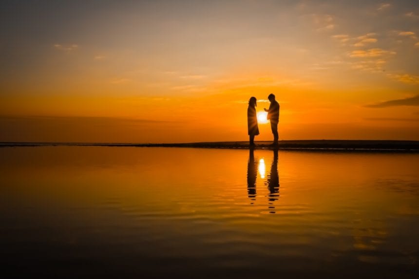 香川県三豊市 日本のウユニ塩湖と呼ばれ水面が鏡のように空を反射する父母ヶ浜の絶景