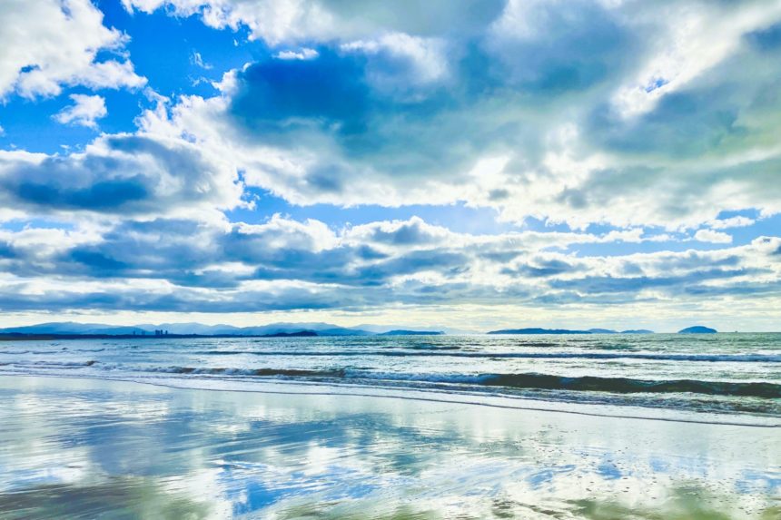 福岡県福津市 かがみの海 干潮時に空が映り込むリフレクションの絶景
