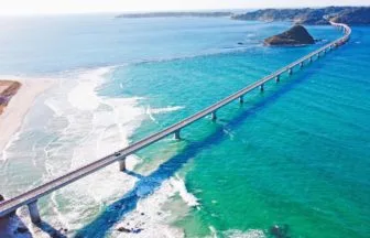 山口県下関市 角島大橋とコバルトブルーの海を望む絶景全景