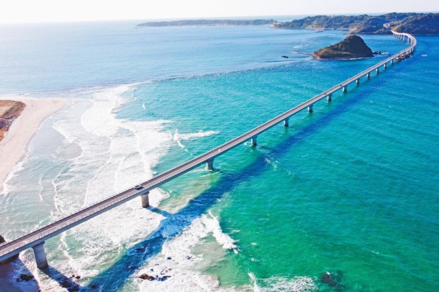 山口県下関市 角島大橋とコバルトブルーの海を望む絶景全景