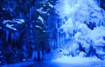 東京都檜原村 氷結した払沢の滝の絶景