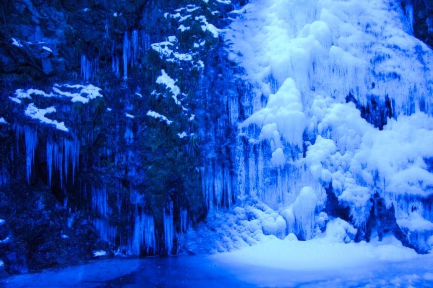 東京都檜原村 氷結した払沢の滝の絶景