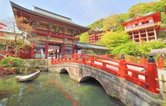 佐賀県鹿島市 豪華絢爛な総漆塗りの社殿がそびえ立つ祐徳稲荷神社の風景