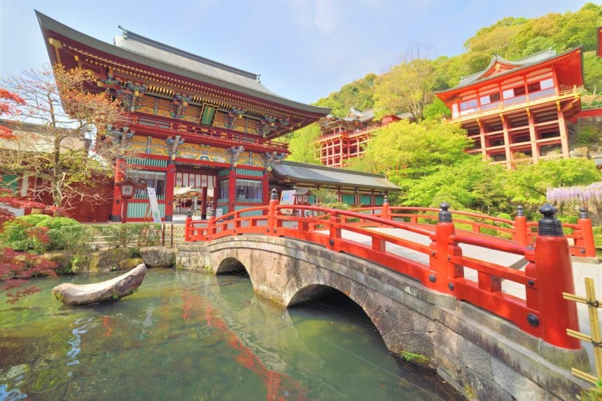 佐賀県鹿島市 豪華絢爛な総漆塗りの社殿がそびえ立つ祐徳稲荷神社の風景