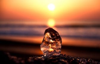 北海道豊頃町 大津海岸に打ち上がったジュエリーアイスと朝焼けの海岸風景