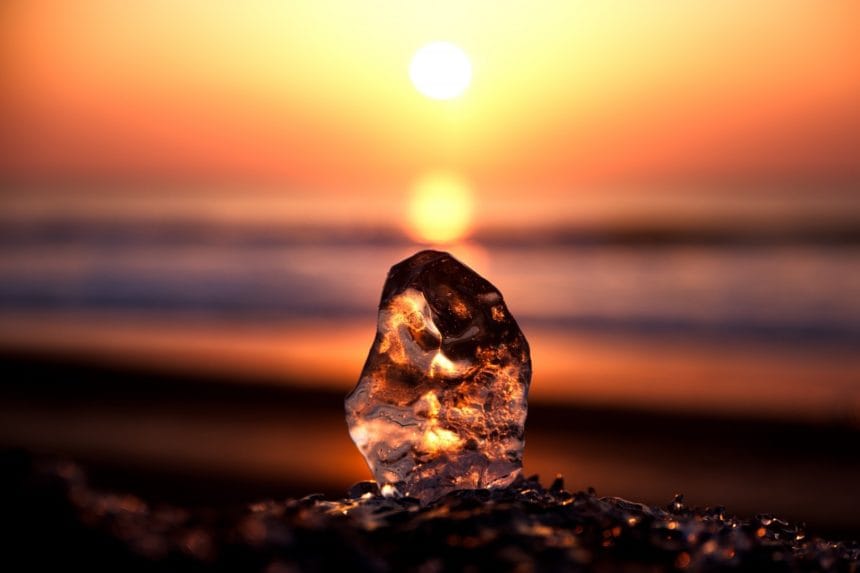 北海道豊頃町 大津海岸に打ち上がったジュエリーアイスと朝焼けの海岸風景