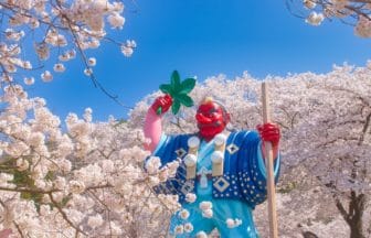 長野県千曲市 戸倉宿サクラケアパークの日本一の天狗像と満開の桜