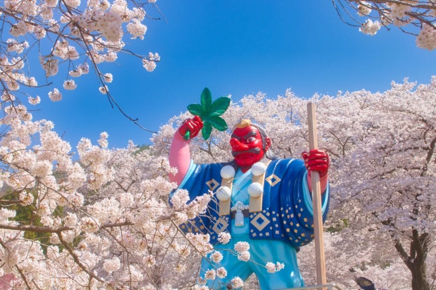 長野県千曲市 戸倉宿サクラケアパークの日本一の天狗像と満開の桜